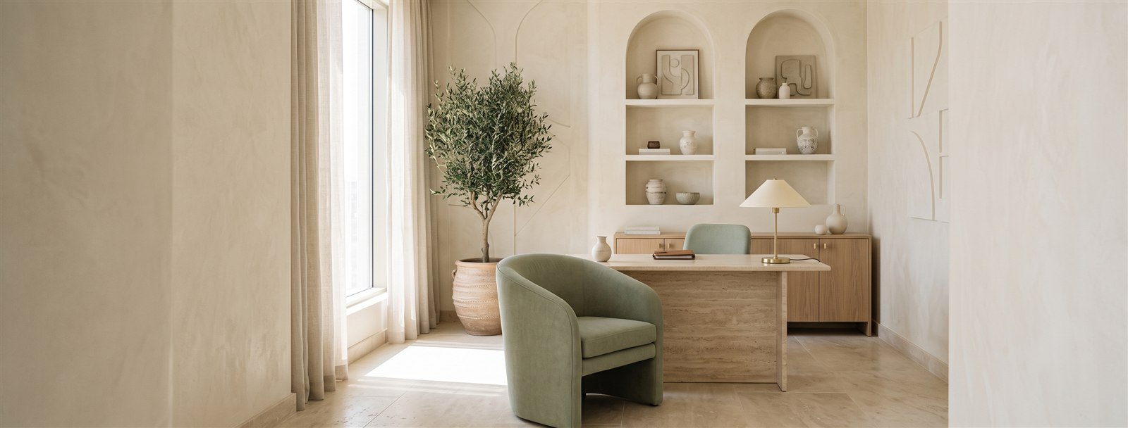 Calm, reassuring consultation room at Dr. Paulo Michels' plastic surgery practice